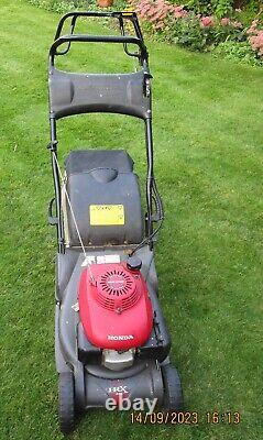 Honda HRX426CQXE self propelled petrol lawnmower with rear roller