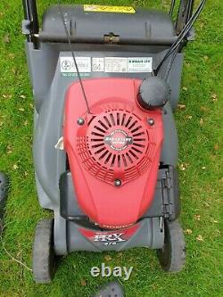 Honda HRX476 roller lawnmower 5 yrs old with grasscatcher and new cutting blade