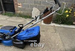 Hyundai Lawnmower Self-Propelled Roller 17 43cm Cut 139cc Electric-Start Petrol